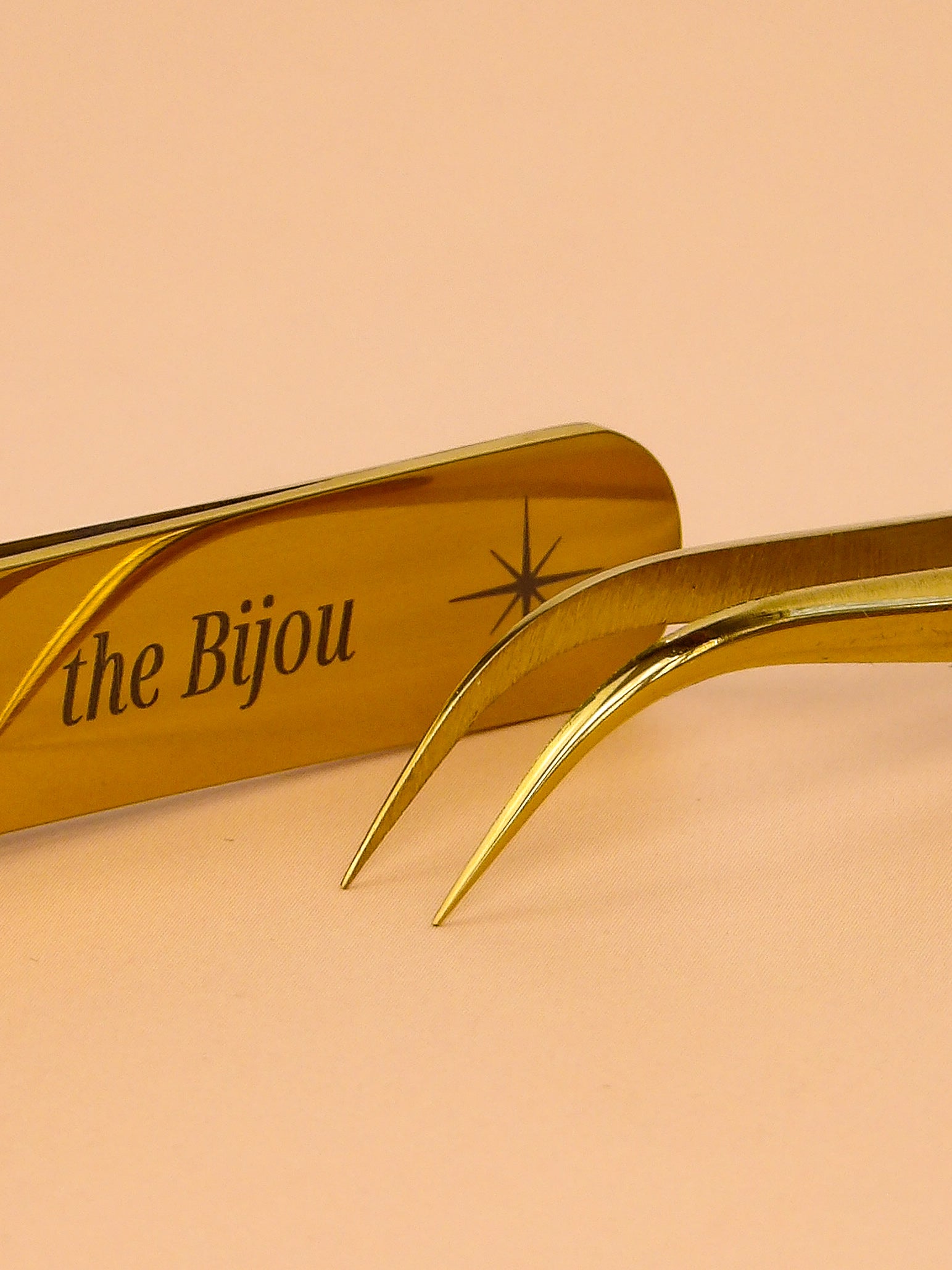 The Bijou | isolation tweezer